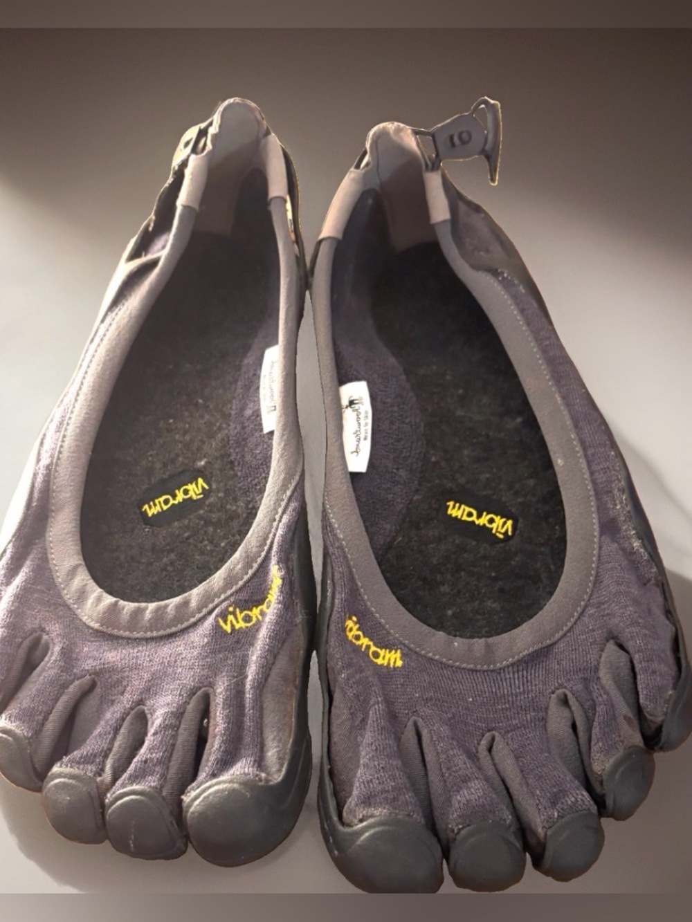 Men's Vibram FiveFingers Gray
CLASSIC ECO 23 Slip On Size 10.5 Water Shoes